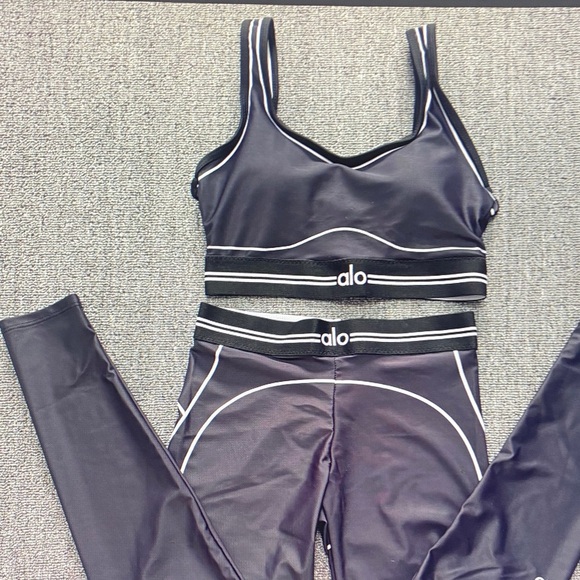 ALO Yoga Black and White Leggings Set - Picture 4 of 6